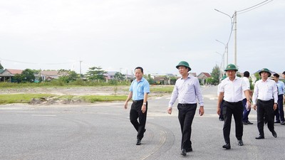 Phó Chủ tịch Thường trực UBND tỉnh Quảng Trị Hoàng Nam (thứ hai từ phải sang) kiểm tra thực địa hợp phần Xây dựng hạ tầng kỹ thuật khu tái định cư phục vụ di dời các hộ dân ra khỏi khu vực mở rộng cảng Cửa Việt. Ảnh: Trường Nhật