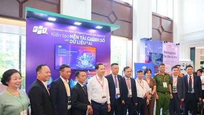 Đại biểu tham quan gian hàng FPT 