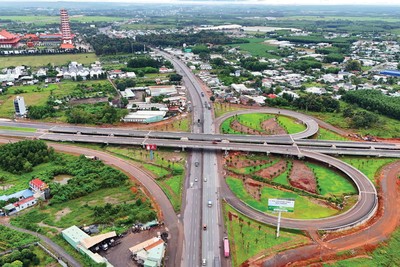 Tuyến cao tốc kết nối với sân bay Long Thành đang tăng tốc hoàn thành. Ảnh: Lê Toàn. 