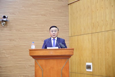 Ông Trần Cẩm Tú, Ủy viên Bộ Chính trị, Thường trực Ban Bí thư phát biểu tại Hội nghị Tổng kết công tác năm 2025, triển khai nhiệm vụ công tác năm 2026, Ban Chính sách, chiến lược Trung ương