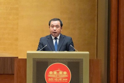 Bộ trưởng Bộ Nông nghiệp và Môi trường Trần Đức Thắng trình bày Báo cáo về việc tiếp thu, giải trình dự thảo Nghị quyết.