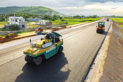 Các dự án hạ tầng giao thông đang khẩn trương thi công. Trong ảnh: Dự án thành phần cao tốc Bắc - Nam, đoạn Quảng Ngãi - Hoài Nhơn. 