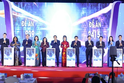 Thủ tướng Phạm Minh Chính và các đại biểu bấm nút triển khai Đề án Hỗ trợ phụ nữ khởi nghiệp giai đoạn 2026-2035 - Ảnh: VGP/Nhật Bắc