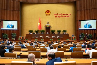 Quốc hội Phó thủ tướng Thường trực Chính phủ Nguyễn Hòa Bình báo cáo trước khi thảo luận. 