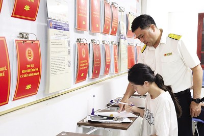 Cán bộ thuế hướng dẫn người dân làm thủ tục hành chính thuế. Ảnh: Dũng Minh 