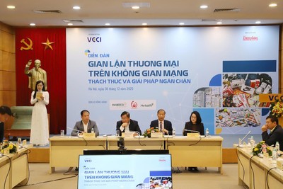 Các đại biểu tại Diễn đàn “Gian lận thương mại trên không gian mạng, thách thức và giải pháp" tại VCCI, chiều 30/12. 