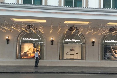 Phố Tràng Tiền, nơi hội tụ của các thương hiệu bán lẻ xa xỉ. Ảnh: Bình Minh.