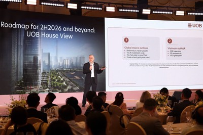 Ông Suan Teck Kin, Giám đốc Khối Nghiên cứu thị trường và Kinh tế toàn cầu, Ngân hàng UOB Singapore chia sẻ sự kiện "Triển vọng Đầu tư Giữa năm 2026", diễn ra tối ngày 17/9 tại TP.HCM. 