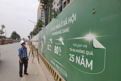 Người lao động tự do ở nông thôn đang gặp vướng mắc khi đi xin xác nhận tình trạng nhà ở, thu nhập. Ảnh: Dũng Minh.