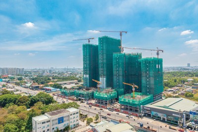 Nhiều dự án bất động sản mọc lên dọc Quốc lộ 13. Ảnh: Việt Dũng.