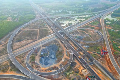 Các trục giao thông kết nối tại Đồng Nai đang gấp rút hoàn thiện. Ảnh: Lê Toàn.