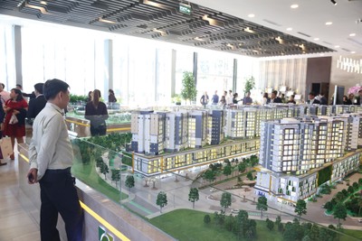 Người mua nhà còn lưỡng lự khi bài toán tài chính chưa thực sự có lời giải. Ảnh: Việt Dũng.