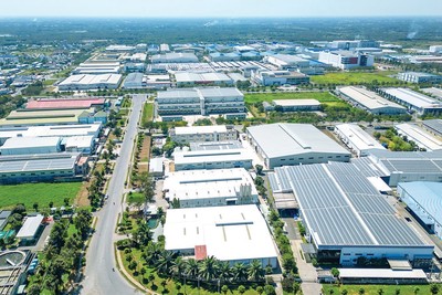 Điện mặt trời áp mái đang được nhiều khu công nghiệp triển khai như một giải pháp giúp chủ động nguồn điện và hướng đến sản xuất xanh. Ảnh: Thành Nguyễn.