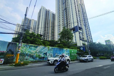 Khu đất quy hoạch trường học tại dự án Hà Đô Centrosa Garden được quây tôn kín mít, chưa có hoạt động xây dựng. Ảnh: Việt Dũng.