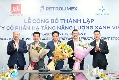 Chủ tịch Xuân Cầu Holdings và Chủ tịch Petrolimex tặng hoa chúc mừng Lãnh đạo CTCP Hạ tầng Năng lượng Xanh Việt Nam