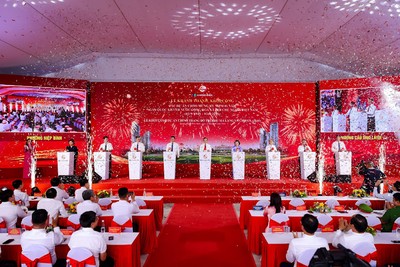 Lãnh đạo TP.HCM và các sở ngành, đại diện công ty Khang Điền thực hiện nghi thức bấm nút khởi công Dự án.