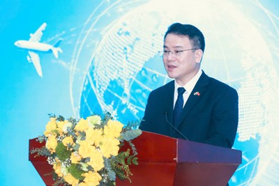 Thứ trưởng Bộ Tài chính Trần Quốc Phương phát biểu chỉ đạo toạ đàm. Ảnh Chí Cường.