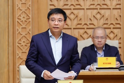 Bộ trưởng Bộ Tài chính Nguyễn Văn Thắng báo cáo tại phiên họp - Ảnh: VGP.