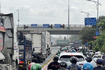 Khu vực vào cảng Cát Lái hiện nay thường xuyên xảy ra ùn tắc. Ảnh: Trọng Tín.