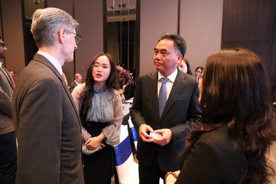 Phó chủ tịch UBND TP.HCM Nguyễn Lộc Hà trao đổi với các quỹ đầu tư quốc tế bên lề hội nghị - Ảnh: P.Q