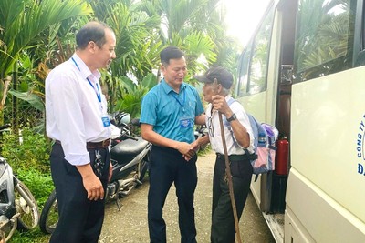 Xã vùng núi Đà Nẵng thuê xe buýt đưa cử tri nơi khó khăn tới điểm bầu cử