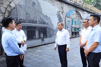 Chủ tịch UBND TP. Hà Nội Vũ Đại Thắng cùng Đoàn công tác kiểm tra thực địa tại khu vực 131 vòm cầu đường sắt phía Nam cầu Long Biên (Phùng Hưng - Gầm Cầu). Ảnh: Lê Hải.