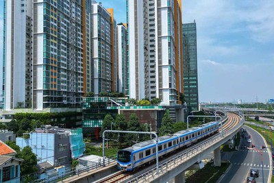 Theo chính sách vừa được thông qua, ranh giới quy hoạch khu vực TOD do Chủ tịch UBND TP.HCM chấp thuận, bao gồm nhà ga, đề-pô và vùng phụ cận trong phạm vi tối đa 1.000 m tính từ tâm quy ước của nhà ga, đề-pô. Ảnh: Lê Toàn. 