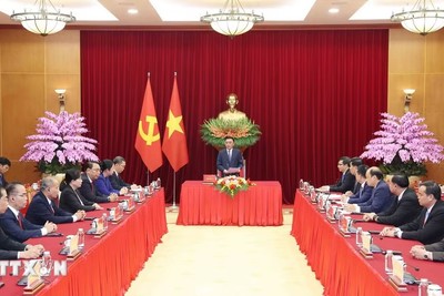 Thường trực Ban Bí thư Trần Cẩm Tú tiếp Đoàn cán bộ cấp cao Đảng Nhân dân Cách mạng Lào. (Ảnh: Phương Hoa/TTXVN)