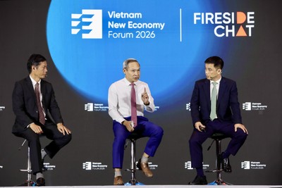 Ông Đậu Anh Tuấn, Phó Tổng Thư ký, Trưởng Ban Pháp chế VCCI (bên phải), ông Phan Đức Hiếu, Ủy ban Kinh tế - Tài chính Quốc hội (giữa), TS. Lê Duy Bình, chuyên gia kinh tế (bên trái)