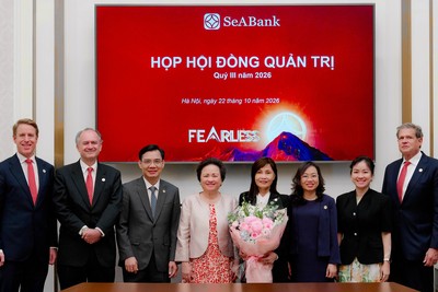 Bà Trần Thị Thanh Thủy, Chủ tịch HĐQT SeABank (người cầm hoa)