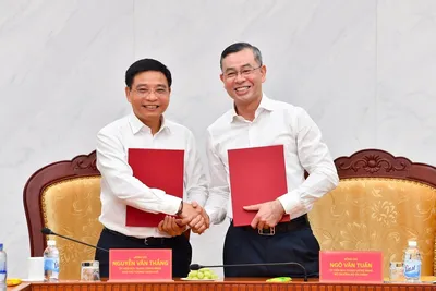 Phó thủ tướng Nguyễn Văn Thắng bàn giao nhiệm vụ quản lý Bộ Tài chính cho tân Bộ trưởng Bộ Tài chính Văn Tuấn chiều 8/4 (Ảnh: BTC)