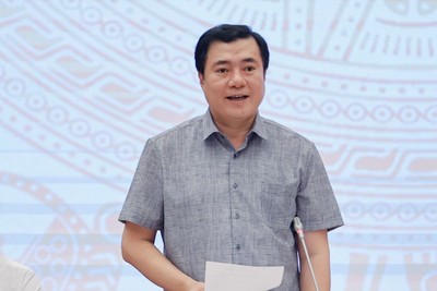 Thứ trưởng Bộ Công Thương Nguyễn Sinh Nhật Tân nói về giám sát chất lượng xăng E10 tại Họp báo Chính phủ chiều 3/6 (Ảnh: M.M)