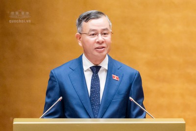  Bộ trưởng Bộ Tài chính Ngô Văn Tuấn trình bày Tờ trình dự án Luật Đấu thầu (sửa đổi) sáng 23/10