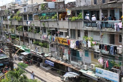 Hàng nghìn công trình nhà ở cũ tại Hà Nội và TP.HCM cần được cải tạo, xây mới.