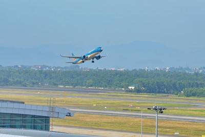 Một tàu bay của Vietnam Airlines cất cánh từ Cảng hàng không quốc tế Đà Nẵng. Ảnh: TTXVN. 