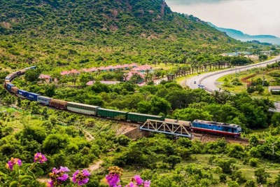 Doanh nghiệp khi tham gia kinh doanh kết cấu hạ tầng giao thông đường sắt phải có đủ các điều kiện quy định.