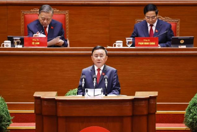 Thường trực Ban Bí Trần Cẩm Tú trình bày Báo cáo kiểm điểm sự lãnh đạo, chỉ đạo của Ban Chấp hành Trung ương Đảng khóa XIII. Ảnh: TTXVN. 