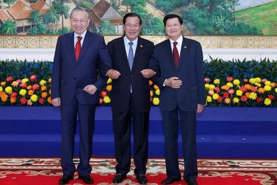 Tổng Bí thư Tô Lâm; Chủ tịch Đảng Nhân dân Campuchia Samdech Techo Hun Sen; Tổng Bí thư, Chủ tịch nước Lào Thongloun Sisoulith tại Cuộc gặp. (Ảnh: Thống Nhất - TTXVN)