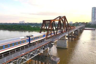 Một đoàn tàu tuyến Hà Nội - Đồng Đăng lưu thông qua cầu Long Biên. 