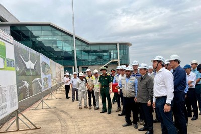 Phó Thủ tướng Trần Hồng Hà trên công trường xây dựng Cảng Hàng không quốc tế Long Thành - Ảnh: VGP.