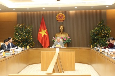 Phó Thủ tướng Thường trực Chính phủ Nguyễn Hòa Bình chỉ đạo, giao nhiệm vụ cụ thể đối với các bộ, ngành chức năng và 2 địa phương trong việc hoàn thiện các cơ chế, chính sách, việc triển khai các nhiệm vụ cụ thể - Ảnh: VGP.