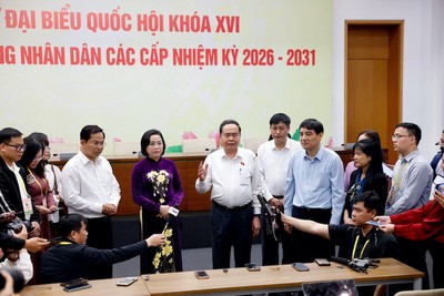 Chủ tịch Quốc hội Trần Thanh Mẫn thăm Trung tâm báo chí bầu cử - Ảnh NY.