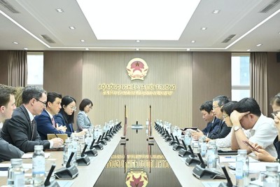 Thứ trưởng Bộ Nông nghiệp và Môi trường Hoàng Trung làm việc với đoàn công tác của Hoa Kỳ.