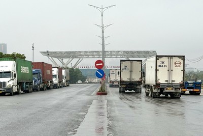 Hoạt động xuất nhập khẩu hàng hoá qua Lối thông quan cầu Bắc Luân II, phường Móng Cái 1, tỉnh Quảng Ninh. 