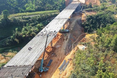 Giá vật liệu xây dựng tăng cao, khiến các công trình xây dựng, giao thông chịu sức ép đội giá thành ảnh: đức thanh 