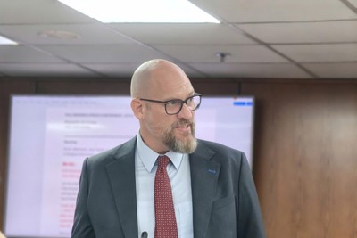 Ông Richard D. McClellan, Tổng giám đốc điều hành Trung tâm Tài chính quốc tế Việt Nam tại TP.HCM chia sẻ tại buổi họp báo.