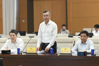 Bộ trưởng Bộ Tài chính Ngô Văn Tuấn trình bày tờ trình về dự thảo Nghị quyết. Ảnh: Lâm Hiển. 