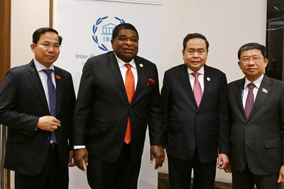 Chủ tịch Quốc hội Trần Thanh Mẫn và Tổng Thư ký IPU Martin Chungong cùng các đại biểu.