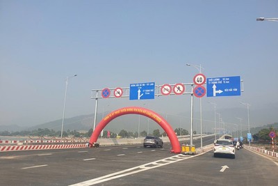 Tuyến đường ven biển kết nối cảng Liên Chiểu vừa thông xe kỹ thuật có ý nghĩa quan trọng trong việc phát triển logistics của thành phố Đà Nẵng trong thời gian tới. Ảnh: Linh Đan