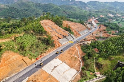 Thảm bê tông nhựa tại đoạn đầu tuyến cao tốc Hữu Nghị - Chi Lăng.